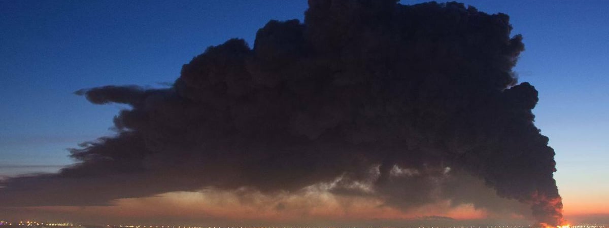 На складе Wildberries в Питере вспыхнул масштабный пожар — Видео