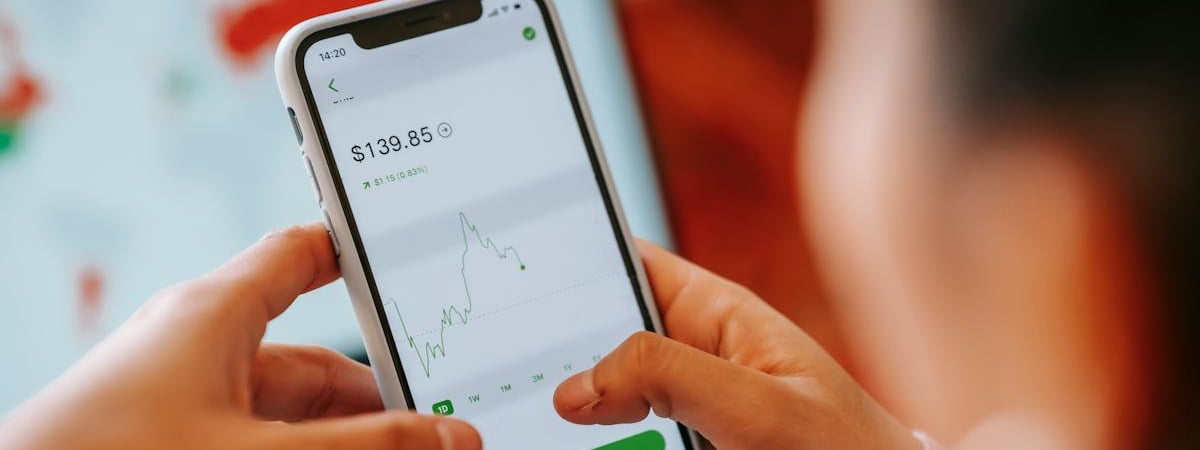 Белорусский рубль активно укрепляется к доллару на открытии торгов на БВФБ