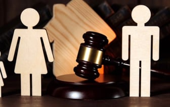 Белорус попытался оспорить отцовство троих неродных детей, чтобы не платить алименты. Что в итоге?