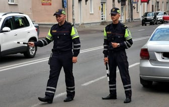 В ГАИ назвали область, где решили ловить проезжающих на мигающий светофор белорусов — Видео