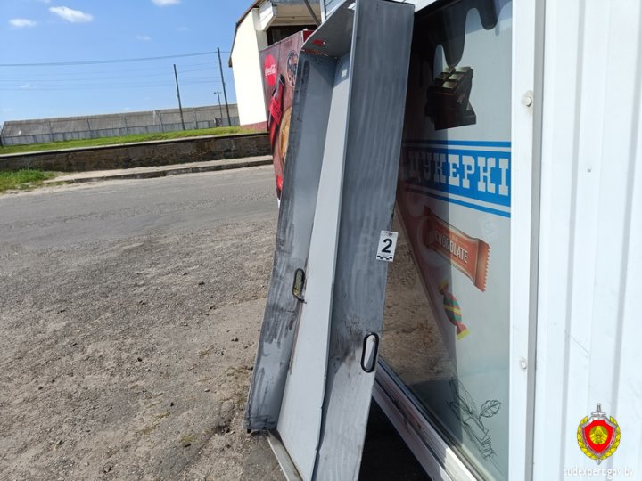 В Столинском районе взломали уличный холодильник. Кто это сделал?