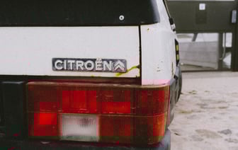 В Минске Citroen врезался в столб и повалил его