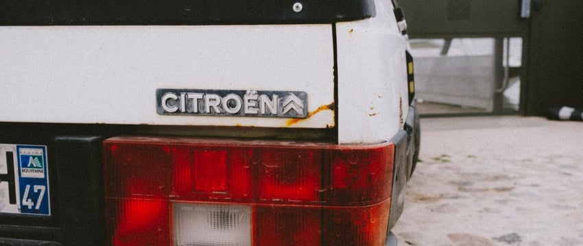 В Минске Citroen врезался в столб и повалил его