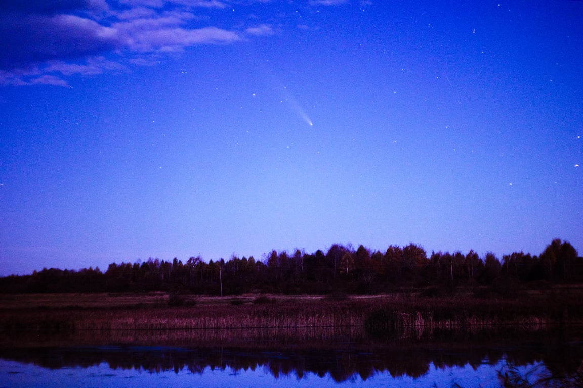 Комета C/2023 A3 (Tsuchinshan–ATLAS) над Боярским озером в Чашникском районе (Витебская область, Беларусь). Фото Сергея Серебро