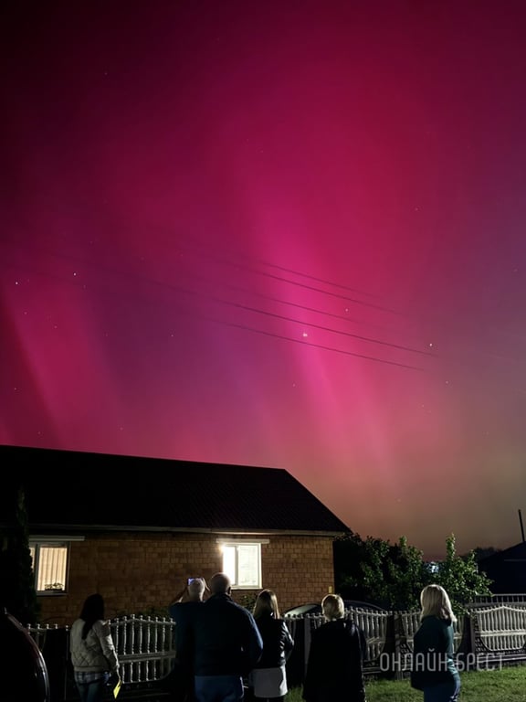 Красочное северное сияние появилось сегодня в небе над Брестской областью