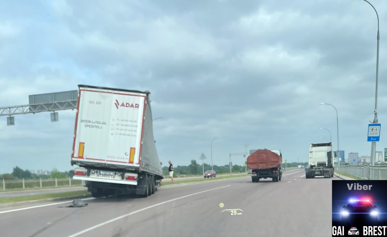 В Бресте у фуры отцепился полуприцеп во время движения