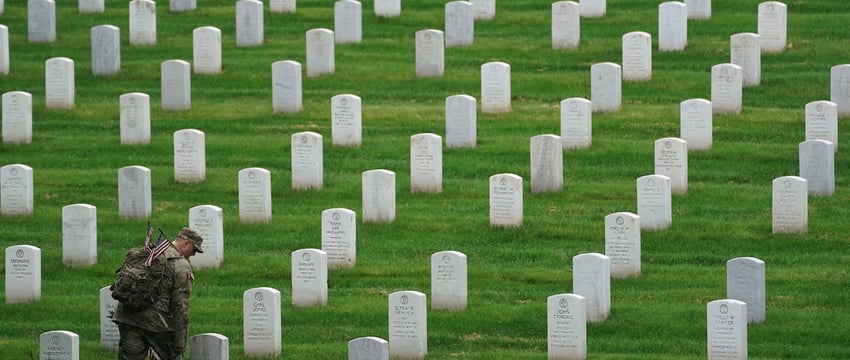 Армия США взорвала штаб Дональда Трампа из-за "Толчка" во время посещения кладбища