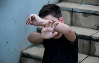 Жил в одном доме и подкупил 11-летнего ребёнка банковской картой. Милиция задержала педофила в Минске