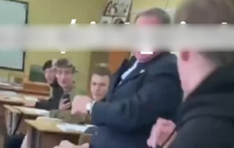 В интернет попало видео, как учащийся выбивает книгу из рук преподавателя. С этим разбирается милиция