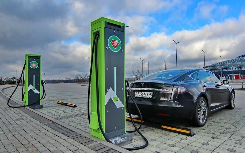 Житель Бреста организовал у дома самодельную «зарядную станцию» для электрокара