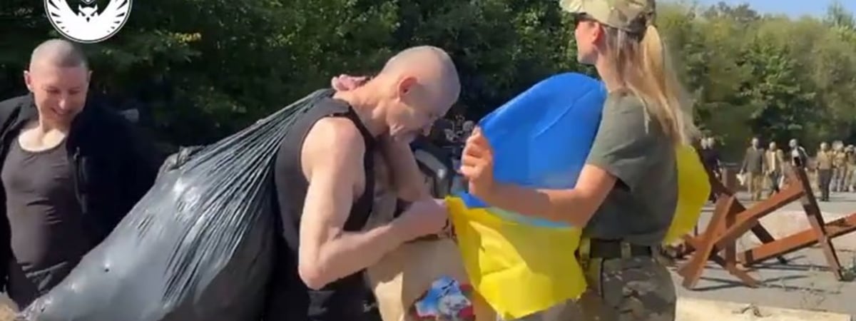 «Уж очень Лукашенко надо отметиться». Перед обменом украинским военнопленным вручили пакеты с беларусской символикой