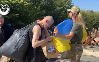 «Уж очень Лукашенко надо отметиться». Перед обменом украинским военнопленным вручили пакеты с беларусской символикой