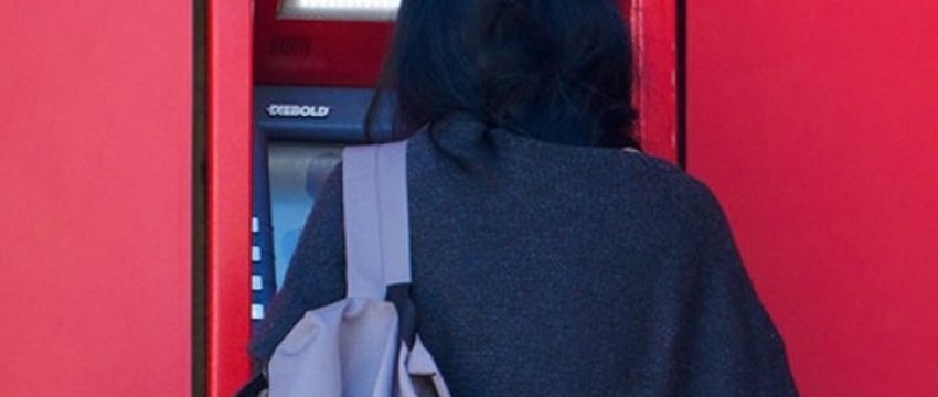 «Делала покупку по одному курсу, а списали на 42 рубля больше». Куда ушли деньги?