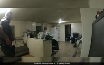 На кадрах камеры наблюдения видно, как полиция США смертельно ранила женщину в её доме.