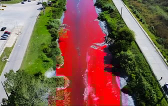 «Раньше от неё першило в горле…» — В Аргентине река внезапно окрасилась в кроваво-красный цвет — Видео
