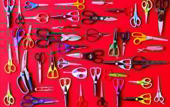 Как бесплатно заточить ножницы за 20 секунд? Порежьте ими этот ненужный предмет — Полезно