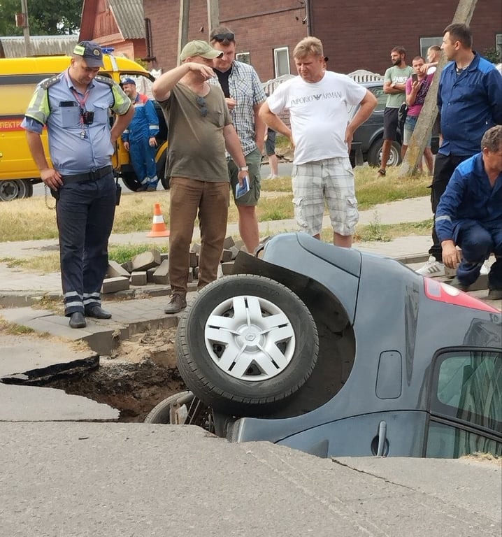 Автомобиль ушел под землю в Бобруйске