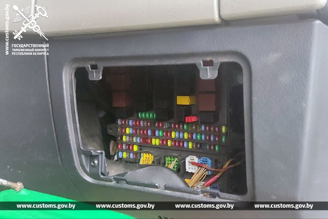 Белорус «за вознаграждение» вез через границу автозапчасти в тайнике. Изъяли и товар, и тягач