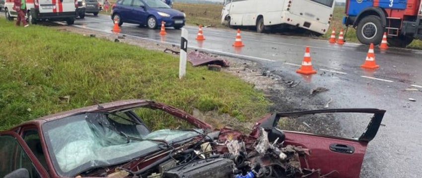 В Беларуси автобус с детьми столкнулся с легковушкой. Подробности ДТП