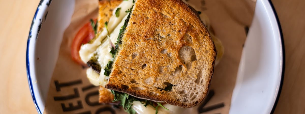 Как легко намазать холодное масло на бутерброд? Нашли 3 способа, где не нужно ждать, пока подтает — Полезно