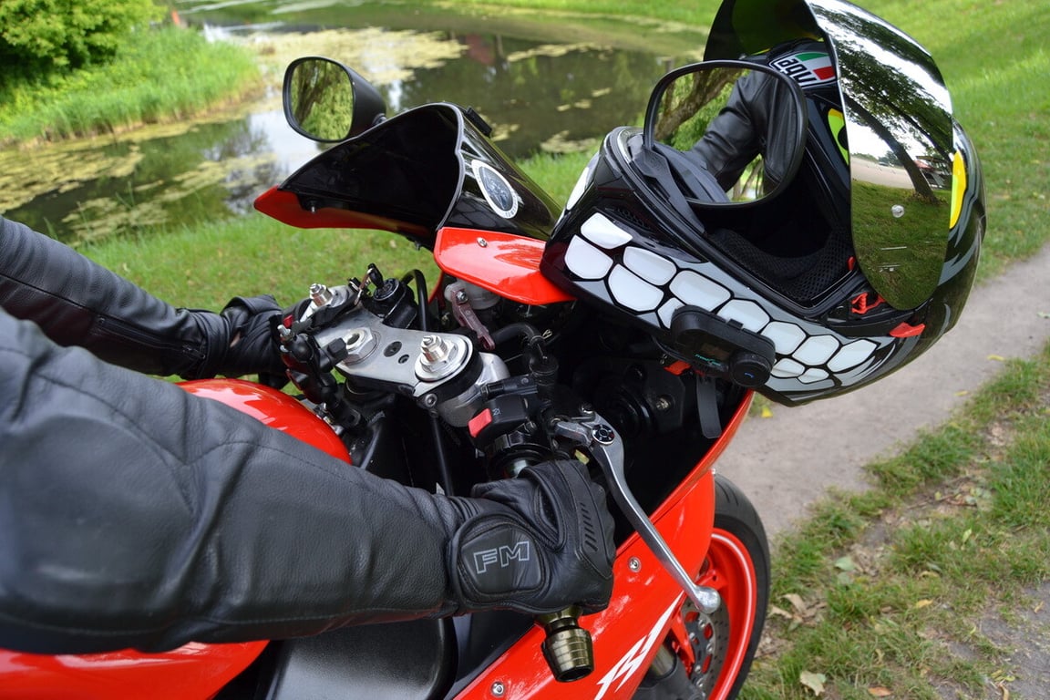 Многодетная мама рассекает на «суперспорте» Yamaha YZF-R1 по Бресту