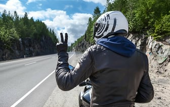 Эти жесты мотоциклиста должен знать каждый водитель. Почему стук по шлему — не всегда оскорбление? — Полезно
