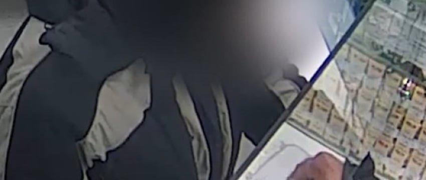 Житель Бреста похитил забытый в аптеке кошелёк. Это попало на видео