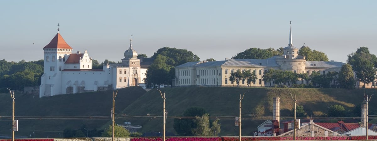 Нужны ли цветы на Старом мосту в Гродно? Спрашивают мнение у горожан