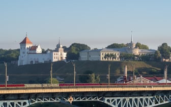 Нужны ли цветы на Старом мосту в Гродно? Спрашивают мнение у горожан