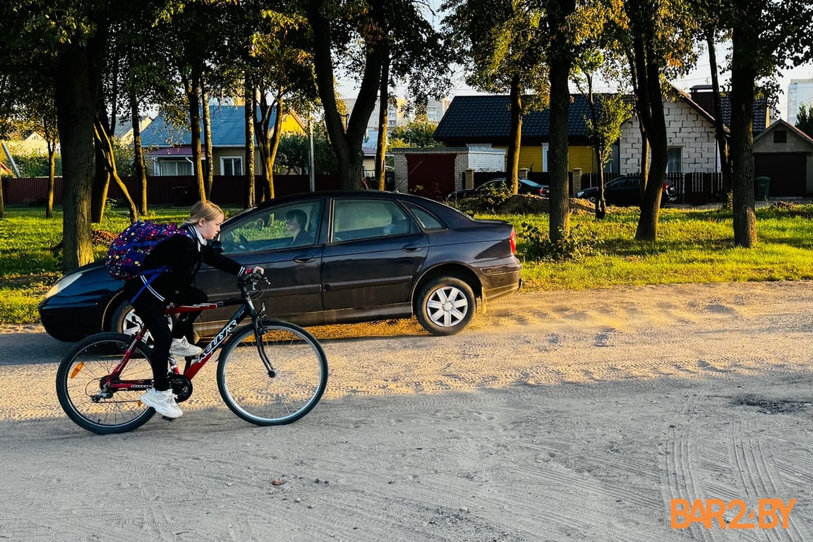 Мама требует защитить детей от машин на оживленной улице в Барановичах