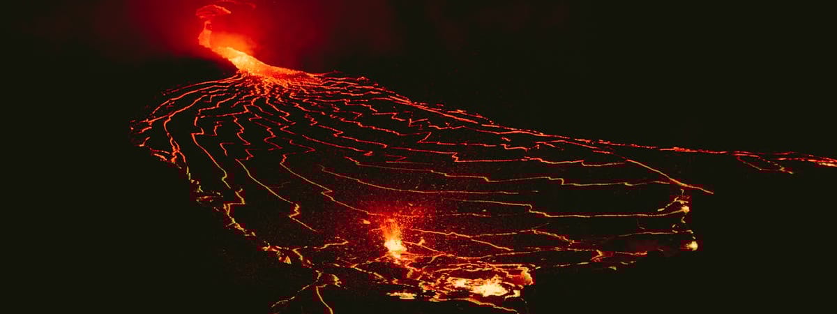 «Словно гигантскую молнию расстегнули» — В Исландии началось новое извержение вулкана — Видео