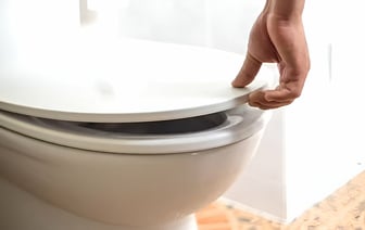 Нужно ли закрывать крышку унитаза во время смыва? Учёные изучили брызги в туалете — Полезно