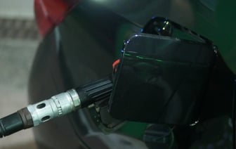 Водитель поскользнулся на разлитом топливе и сломал ногу прямо на АЗС