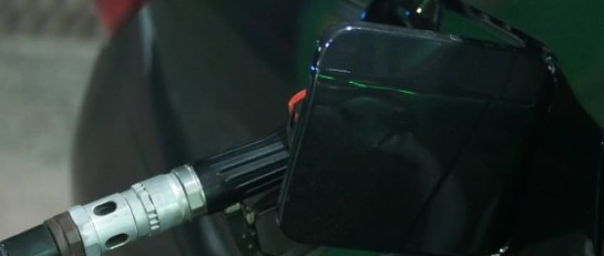 Водитель поскользнулся на разлитом топливе и сломал ногу прямо на АЗС