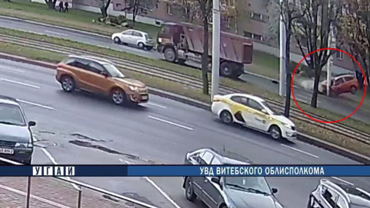 На Московском проспекте в Витебске «Lada» врезалась в фонарный столб: один человек погиб, двое в больнице. Фото ГАИ