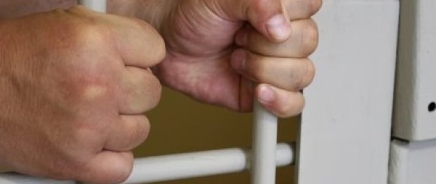 В Бресте под стражу заключили трех человек за попытки переместить через границу наркотики