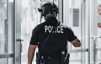 Американский полицейский попал под следствие после того, как во время дежурства занялся сексом с замужней женщиной.