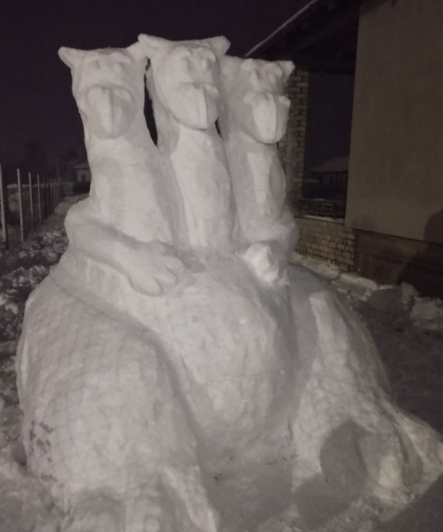 Трехглавый снежный Змей Горыныч появился в одном из частных дворов Барановичей