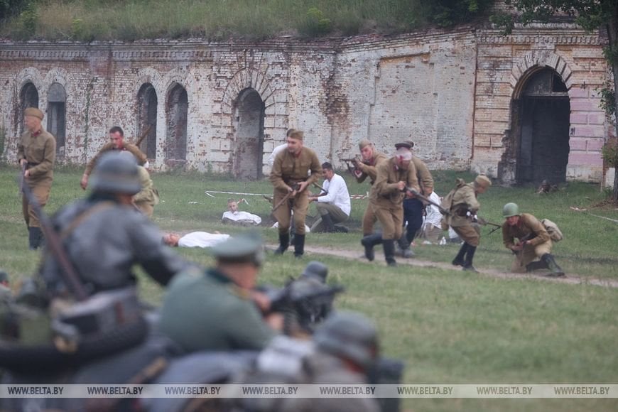 В ночь на 22 июня реконструкторы воссоздали эпизоды обороны Брестской крепости