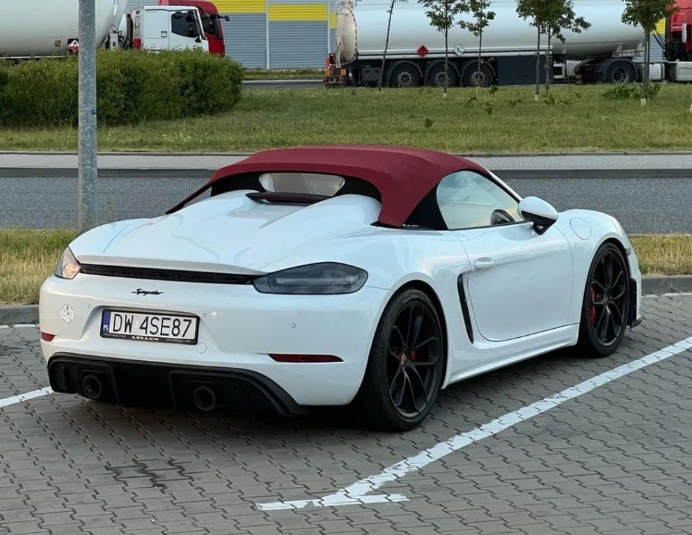 В Польше с закрытого паркинга угнали Porsche белоруса