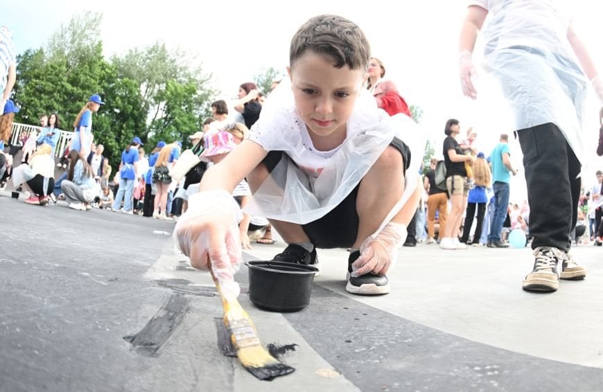 Около 200 гостей фестиваля «Вытокі» украсили скейт-роллер парк в Пружанах