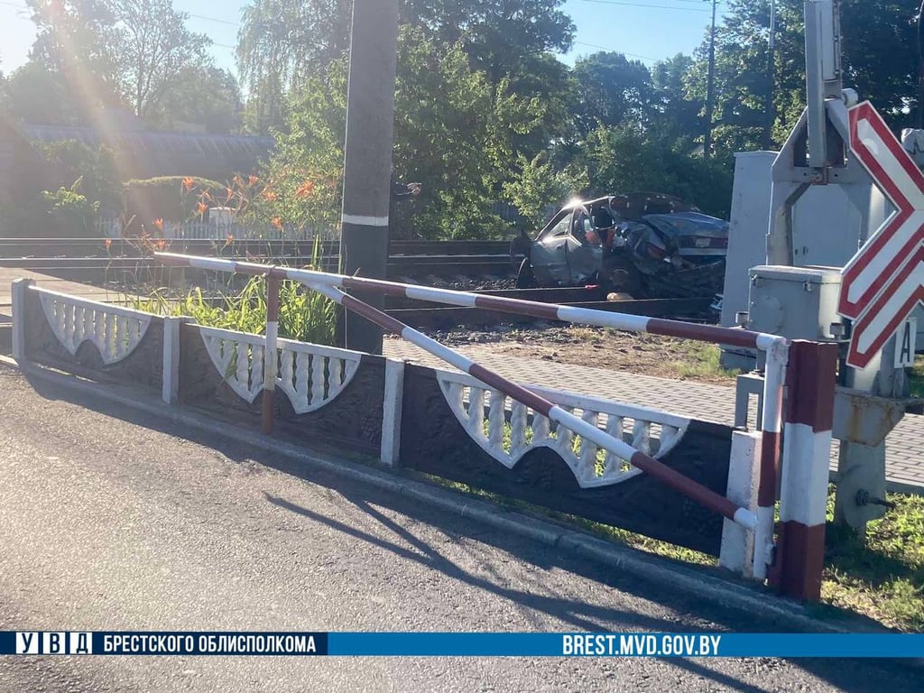 Автомобиль столкнулся с грузовым поездом в Брестской области