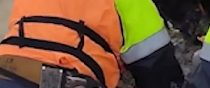 В Беларуси спасатели пришли на помощь мальчику, застрявшему в глине на берегу озера