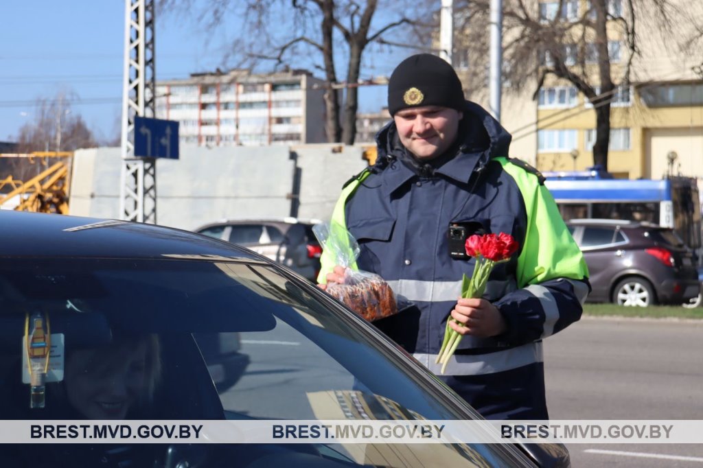 В Бресте сотрудники ГАИ поздравили женщин-водителей с 8 марта