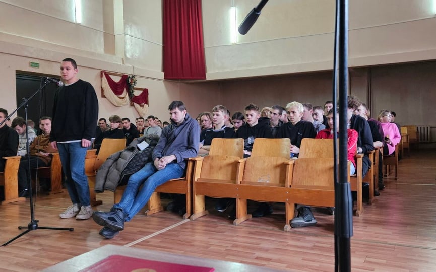 Житель Барановичей подсмотрел данные карты друга и больше месяца воровал с нее деньги