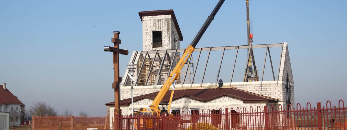 Фотофакт. Посмотрите, как строят костел под Гродно