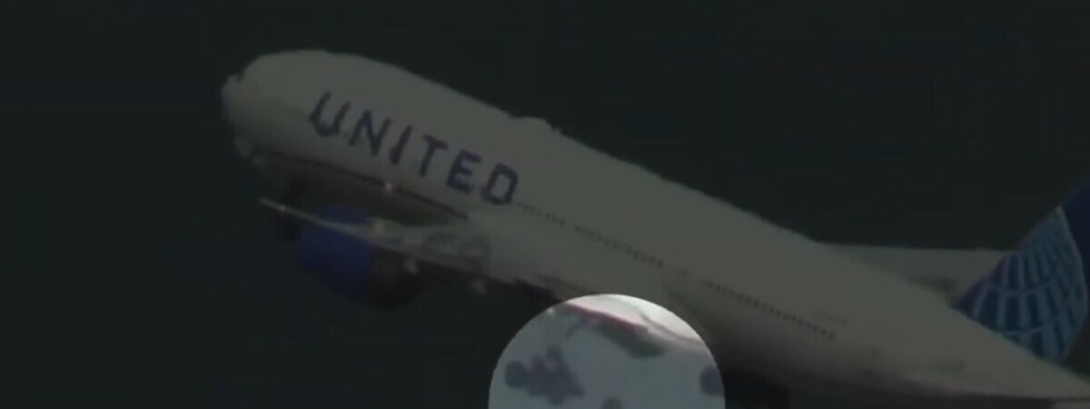 У Boeing 777 отвалилось колесо и раздавило две машины — Видео