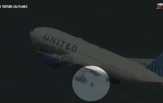 У Boeing 777 отвалилось колесо и раздавило две машины — Видео