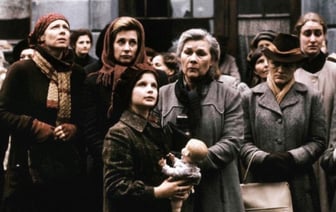 «Они встали, вышли и сказали «верните нам наших мужей». Не «замените наших мужей», а именно «верните». И нацисты спасовали»