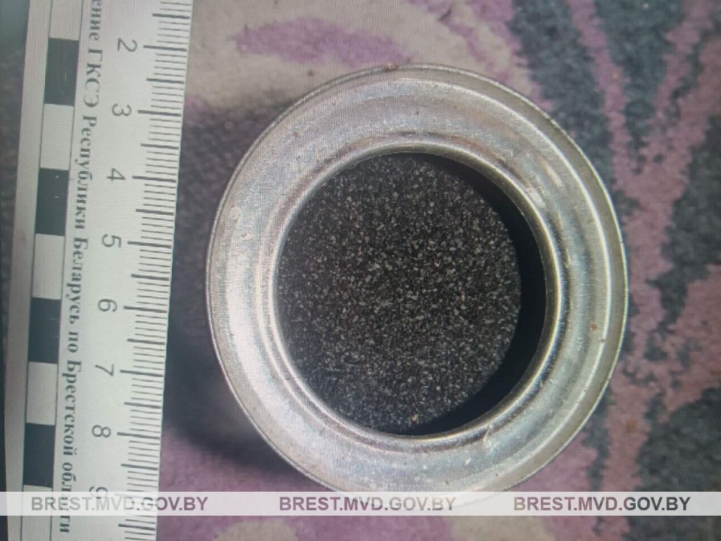 Житель Лунинца нашёл ружьё в лесу и принёс его домой